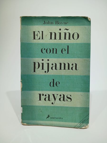 El niño con el pijama de rayas